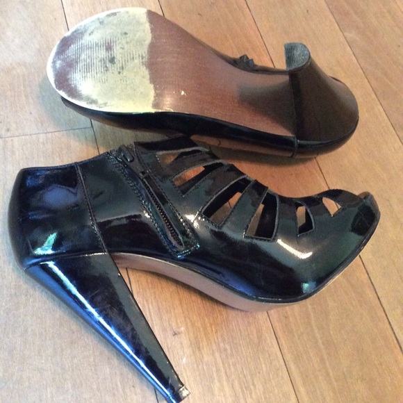 Black patent leather cut-out heel - Picture 4 of 7